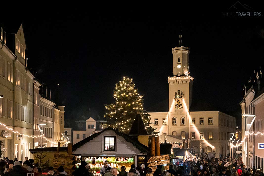 Der Schneeberger Weihnachtsmarkt bei Nacht