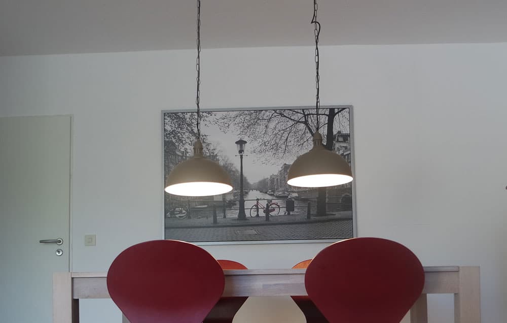 zwei Hängelampen über Esstisch