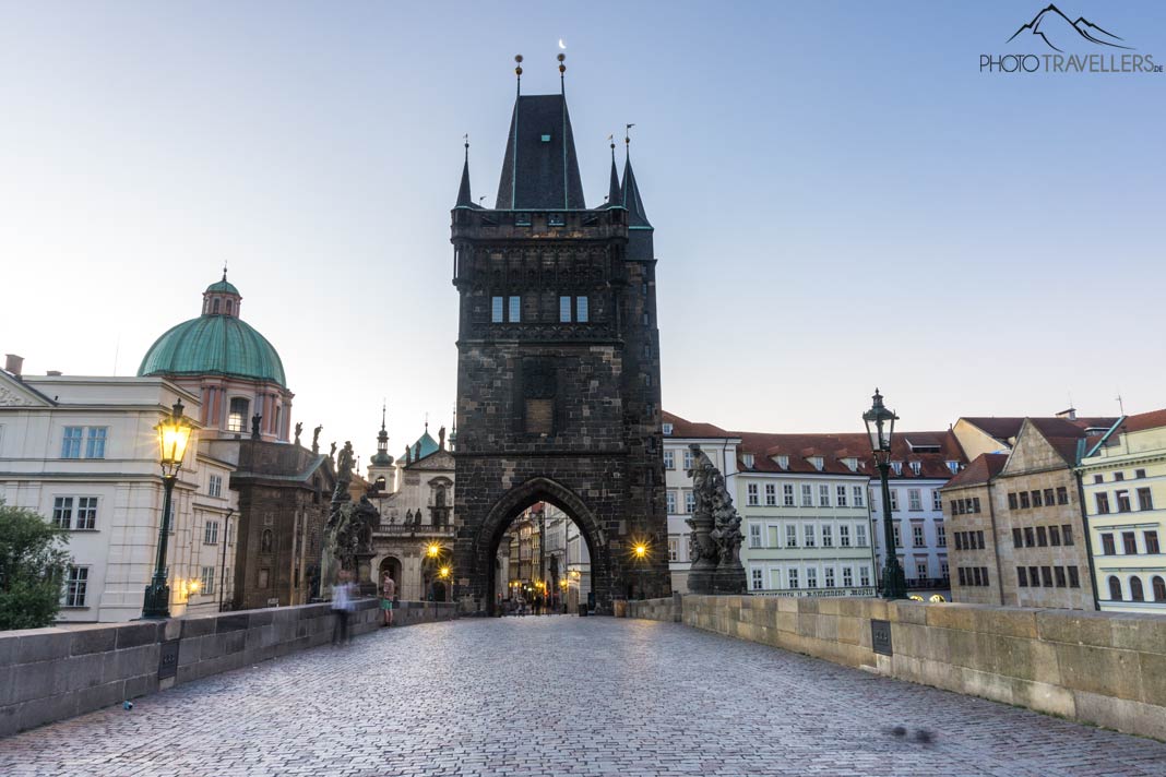 Die Karlsbrücke mit Mond in der Morgendämmerung