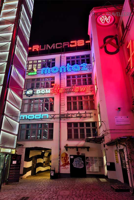Bunte Leuchtreklame strahl auf den Innenhof der Neon Galerie