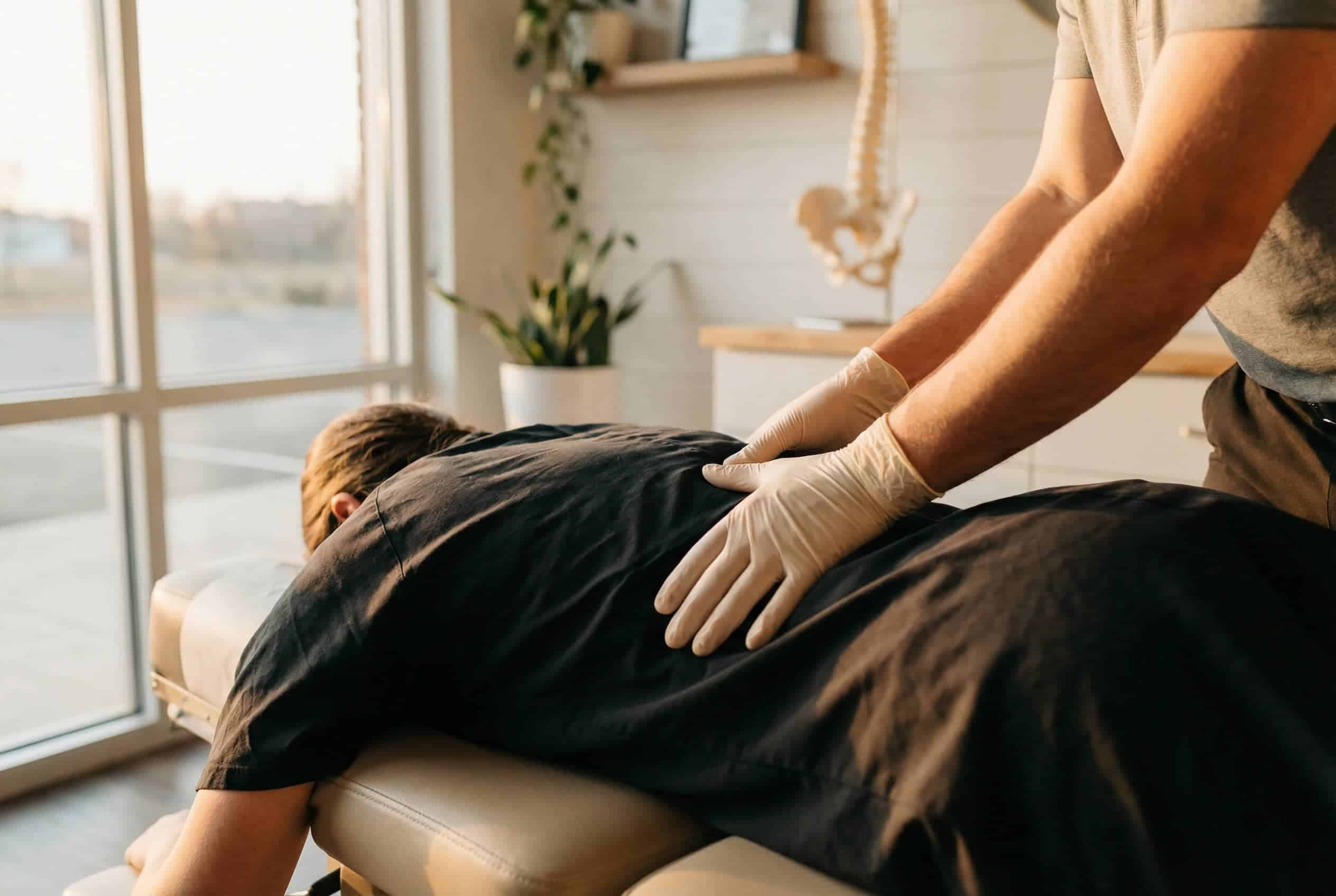 Chiropraktik: das erwartet dich nach der behandlung (inkl. Erstverschlimmerung) 1 Chiropraktische behandlung an der wirbelsäule in der praxis bellafiore