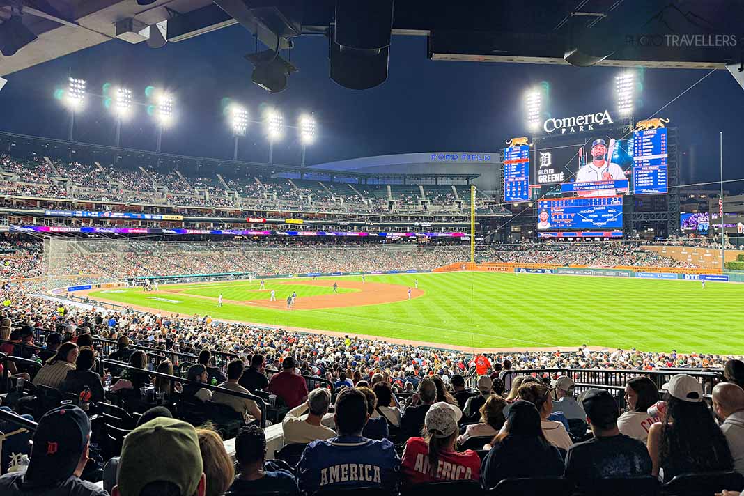 Ausgelassene Stimmung im Comerica Park am Abend