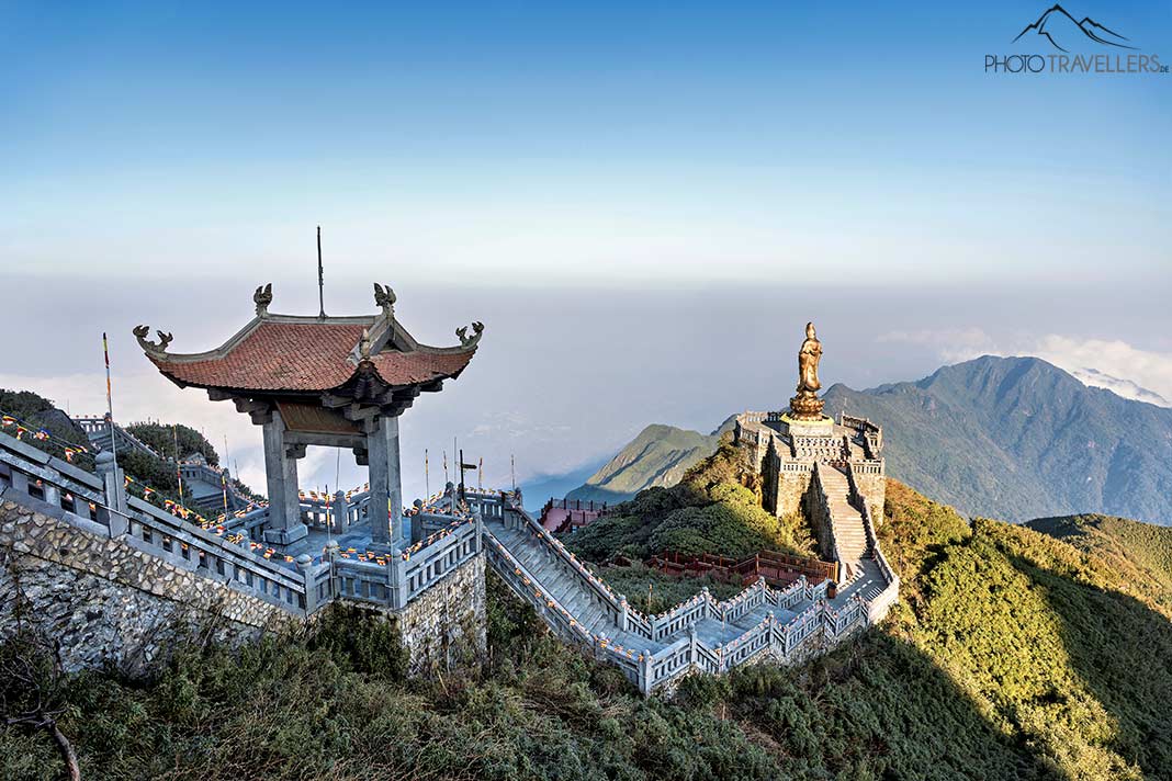 Ein Tempel und die Bronzestatue der Göttin Guan Yin auf dem Gipfel des Fansipan