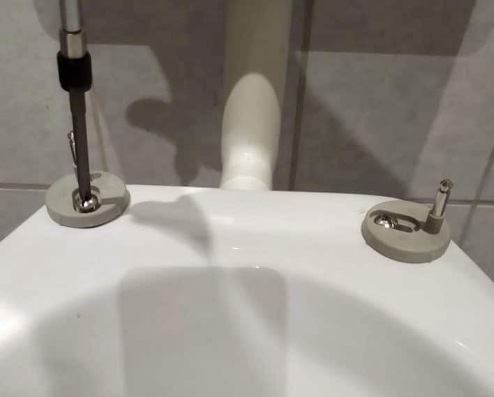 toilettendeckel scharnier anschrauben