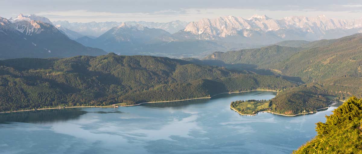 startseite-bayern-leichte-bergtouren Blick vom Jochberg auf Walchensee und Berge, Bayern