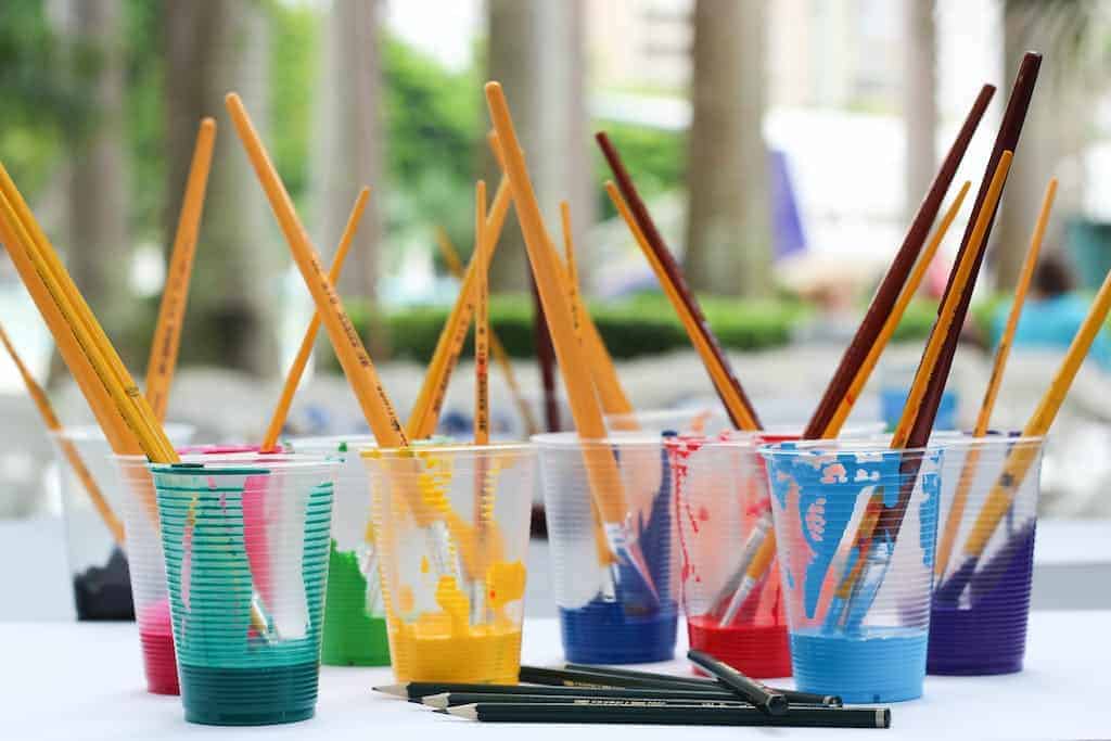 Kadence Gallery Block Guide for Beginners 8 pain brushes inside clear plastic cupsjpg