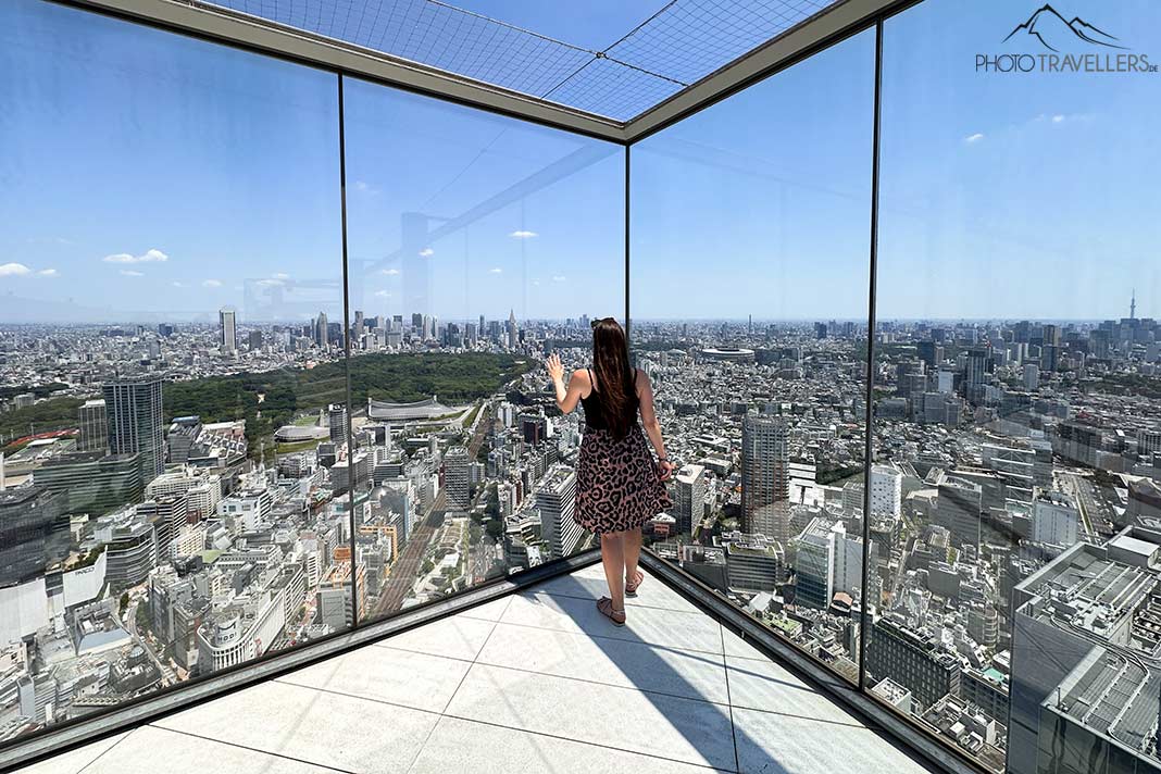 Reisebloggerin Biggi Bauer auf der Aussichtsplattform Shibuya Sky in Tokio