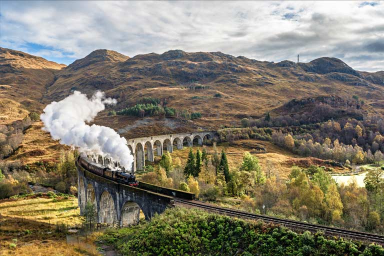 startseite-schottland-bahnreise Dampflok auf den Glenfinnan Viadukt, Schottland