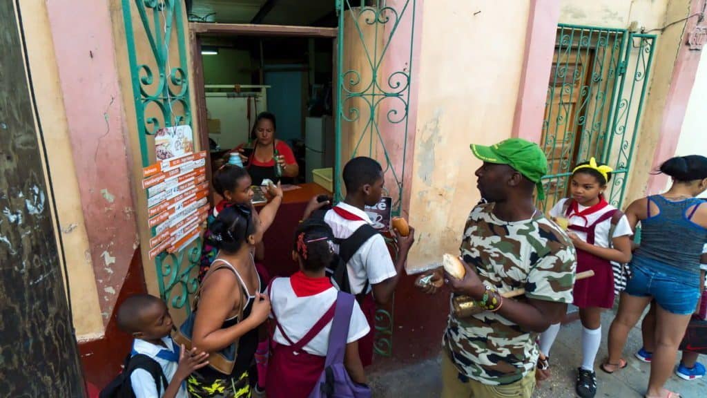 śniadanie przed szkołą w Hawanie