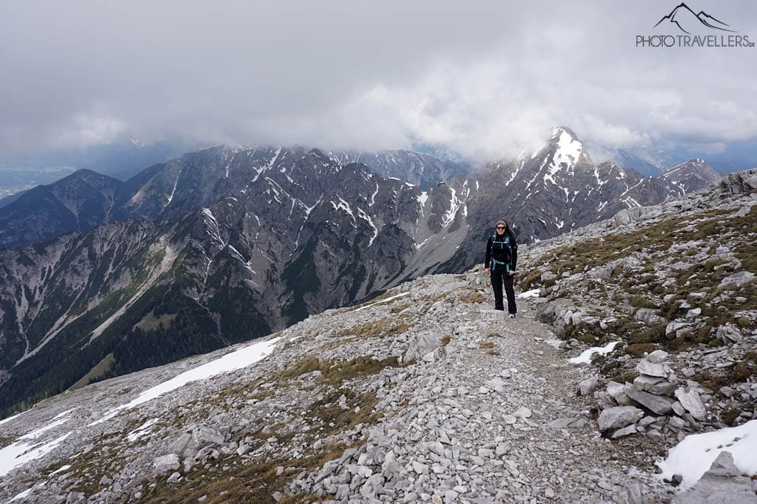 Reisebloggerin Biggi Bauer auf einem Wanderweg, dahinter die Erlspitze