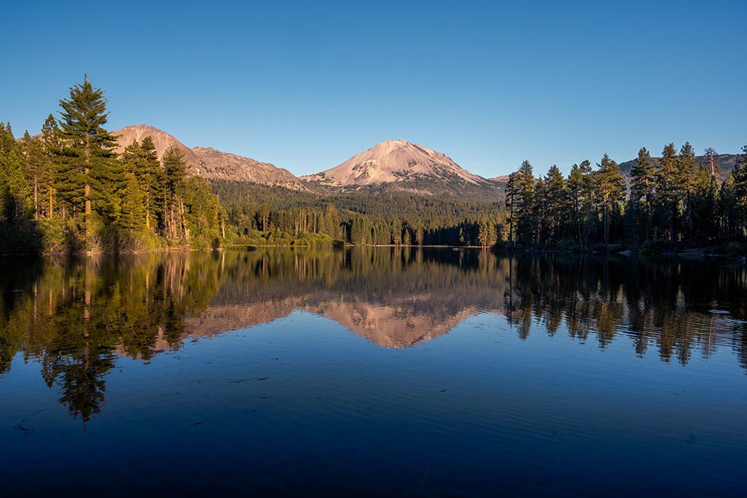 Der schöne Manzanita Lake im Lassen Volcanic National Park