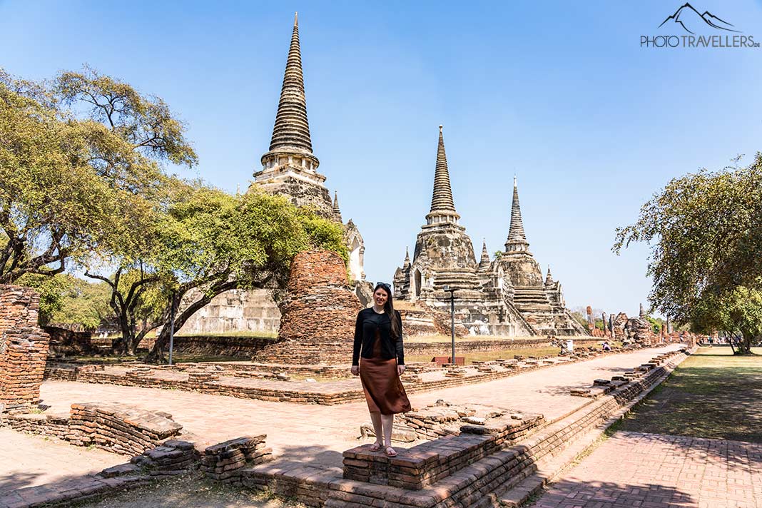 Reisebloggerin Biggi Bauer vor den drei Chedi des Tempels Wat Phra Si Sanphet in Thailand
