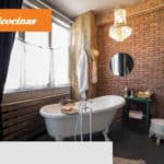 Baño con muebles y decoración vintage