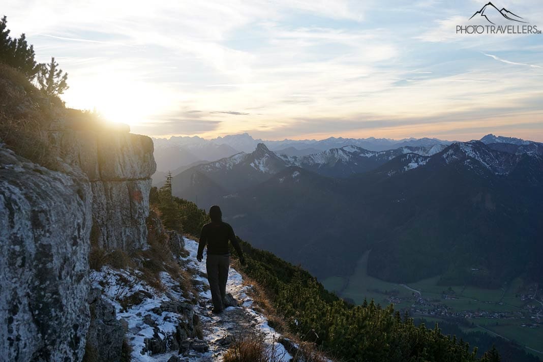 Reisebloggerin Biggi Bauer auf dem Wanderweg, der vom Wallberg führt
