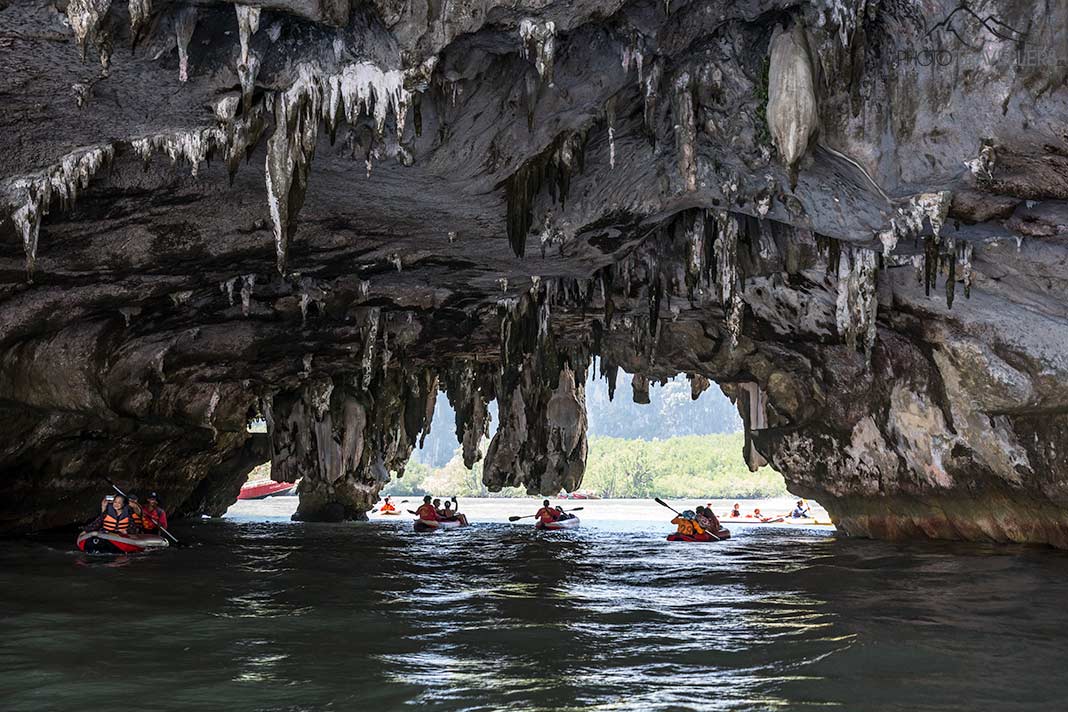 Mehrere Seekajaks in einer Höhle im Nationalpark Ao Phang-nga