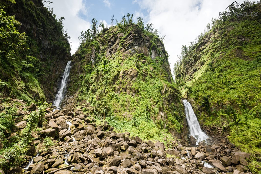 Die Trafalgar Falls, ein Doppelwasserfall im Dschungel, auf Dominica