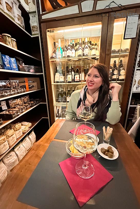 Reisebloggerin Biggi Bauer in der Weinbar Il Tino di Vino in Rom