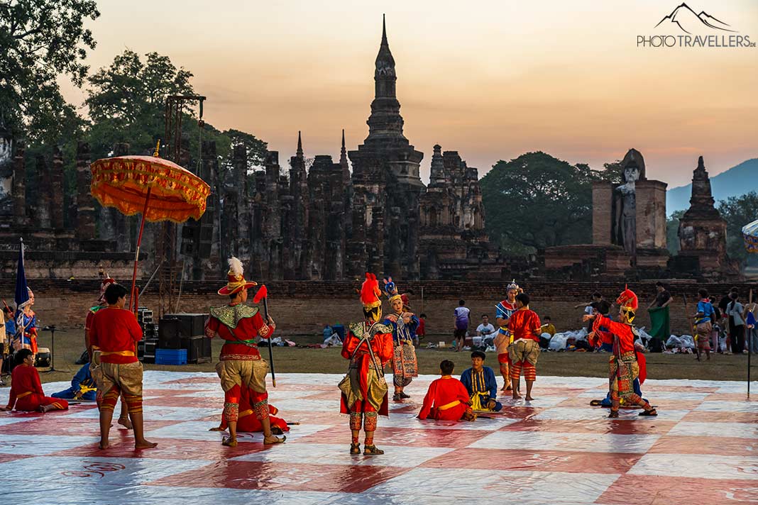Eine Aufführung in traditionellen Gewändern im Geschichtspark Sukhothai