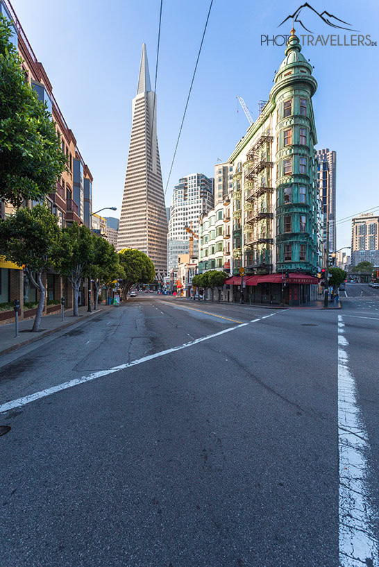 Der Columbus Tower mit der Transamerica Pyramid