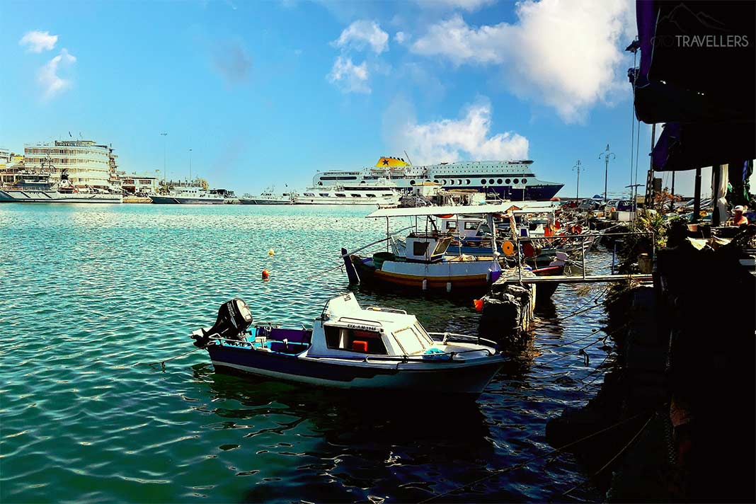 Boote und eine große Fähre ankern im Hafen von Mytilini