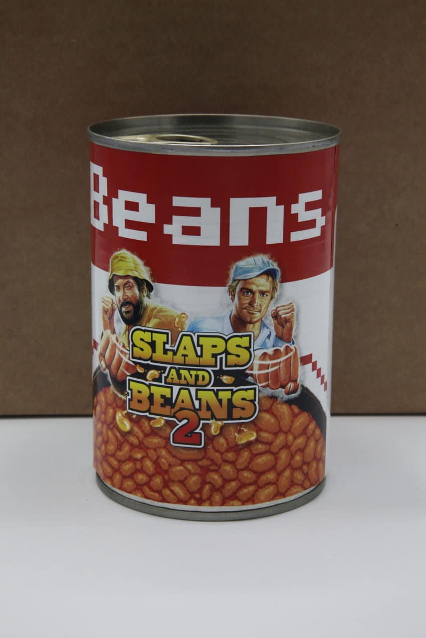 Bud Spencer & Terence Hill Goodies 2 Bocal de Haricots en spray avec personnages de jeu vidéo et texte "Slaps and Beans 2" - emballage de style rétro.