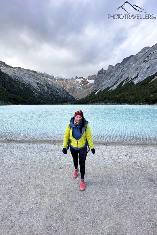 Reisejournalistin Biggi Bauer an der Laguna Esmeralda auf Feuerland