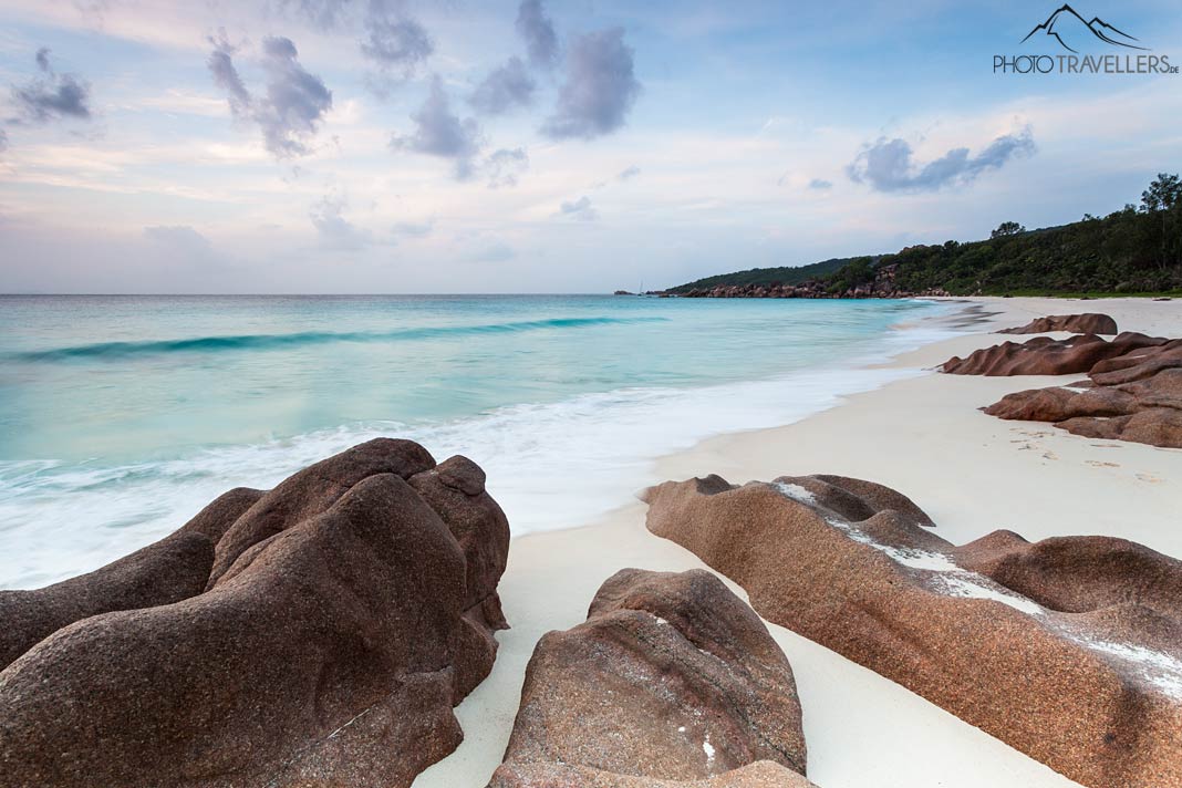 Felsen am weißen Sandstrand Petit Anse auf La Digue
