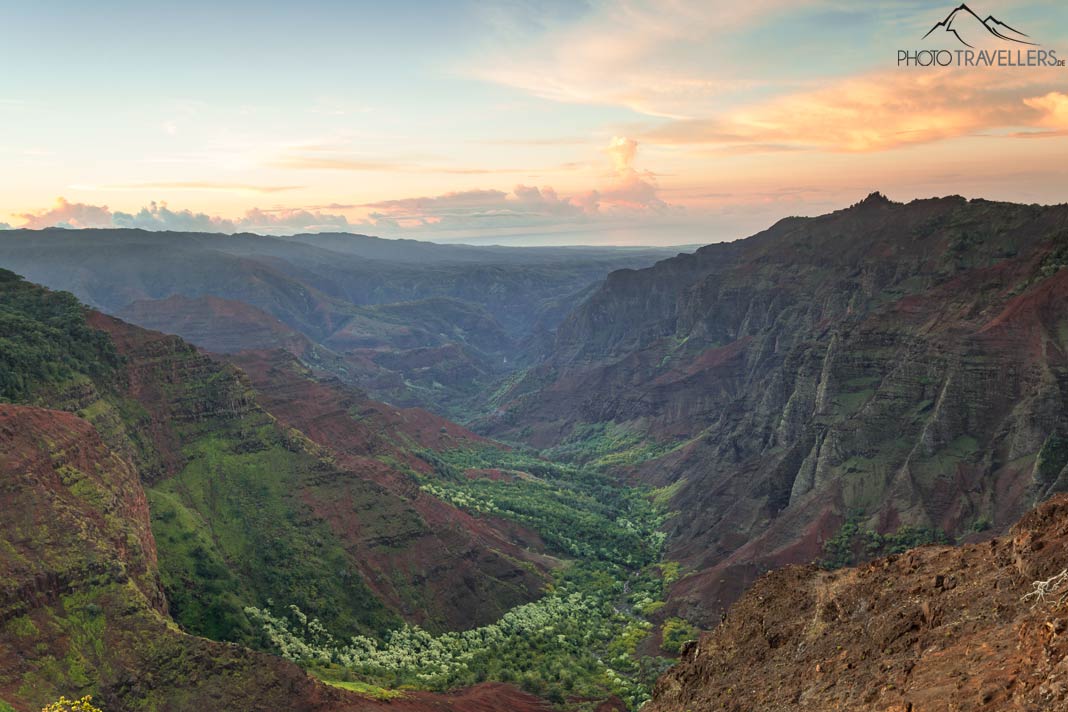 Der Blick in den Waimea Canyon im Licht der aufgehenden Sonne