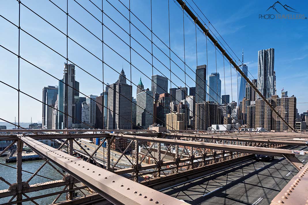 Der Blick von der Brooklyn Bridge auf Downtown Manhattan mit den Wolkenkratzern