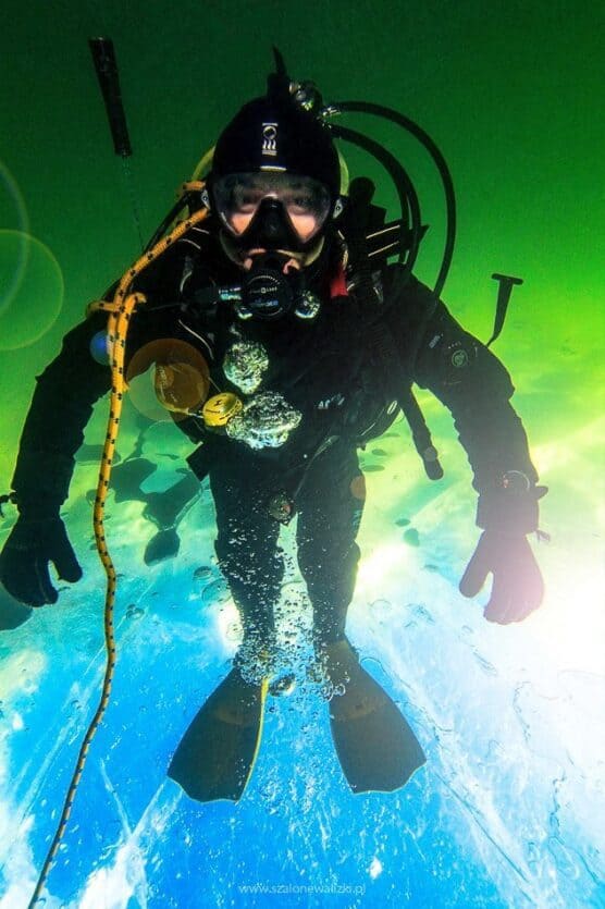 chodzenie do góry nogami pod lodem