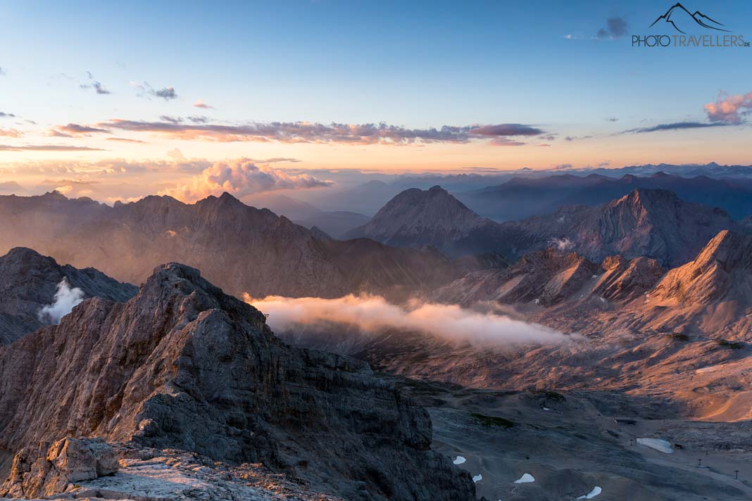 Der Blick am Morgen von der Zugspitze auf die umliegenden Berge