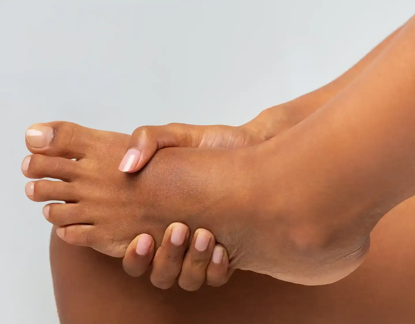 Pilzinfektion der Haut Sendlinger Tor cropped-of-black-girl-rubbing-her-foot-2025-03-18-18-28-07-utc