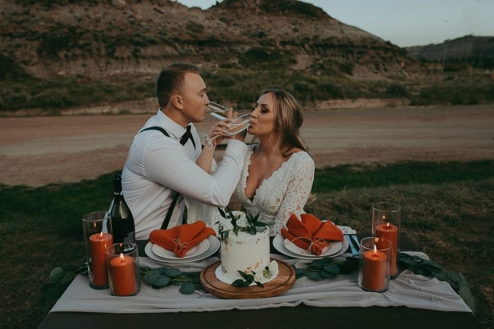 couple having a picnic in drumheller