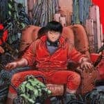 Jeune homme en vêtements rouges assis dans un fauteuil entouré de véhicules et de machines futuristes, style manga avec une ambiance post-apocalyptique.