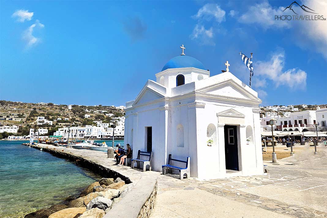 Die weiße Agios Nikolaos-Kapelle mit ihrer blauen Kuppel liegt zentral im Alten Hafen