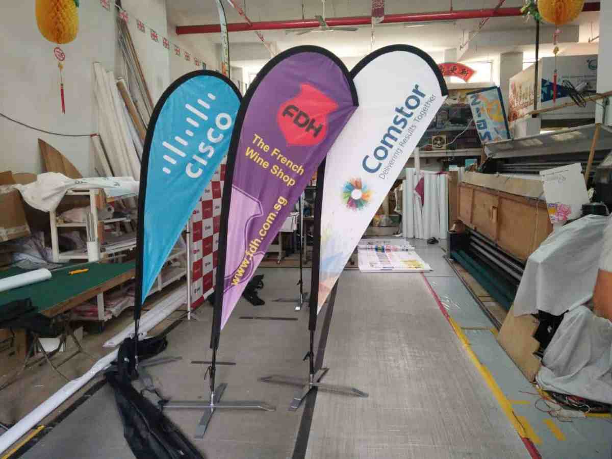Teardrop banner