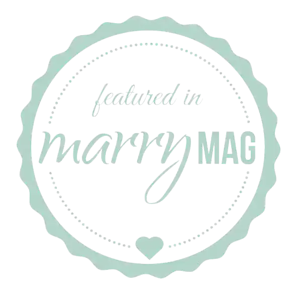 Button „featured in marry MAG“ in hellem Petrol mit gewelltem Rand – ein stolzer Moment für eine Hochzeitsfotografin Köln.