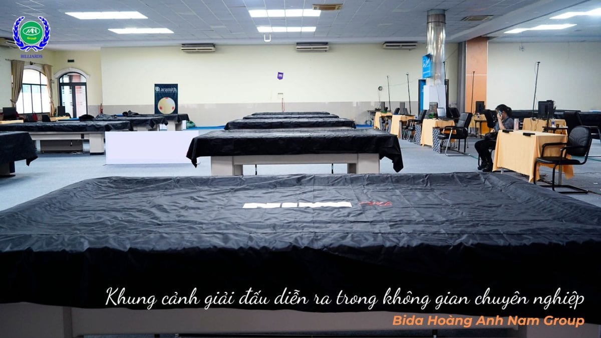 Khung cảnh giải đấu diễn ra trong không gian chuyên nghiệp