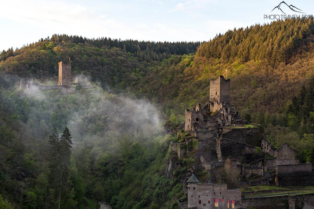 Der Blick auf die zwei Manderscheider Burgen am Abend