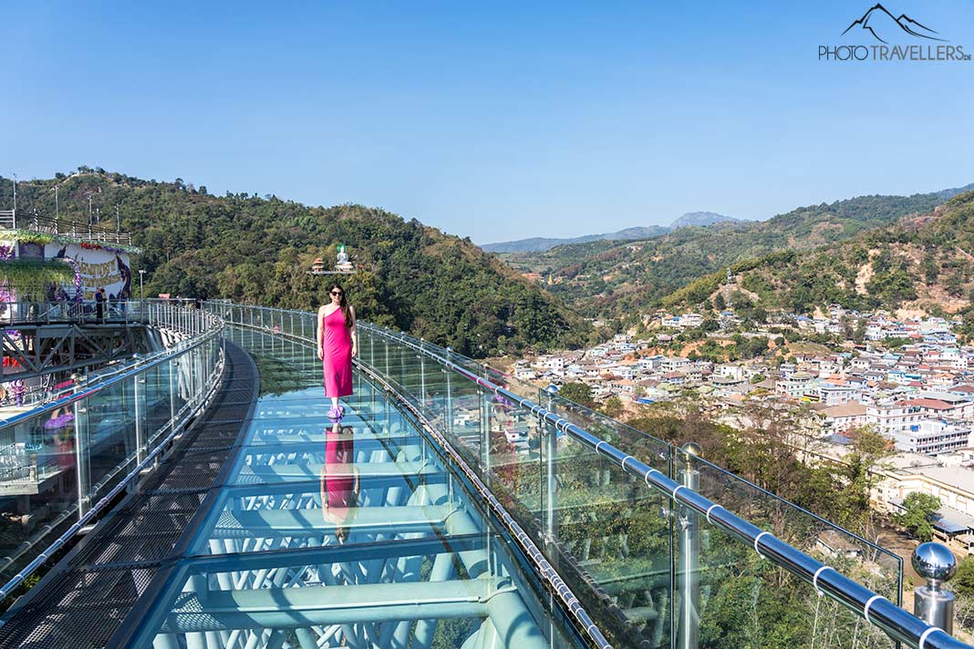 Reisebloggerin Biggi Bauer auf dem Skywalk vom Tempel Wat Phra That Doi Wao mit Blick auf Myanmar