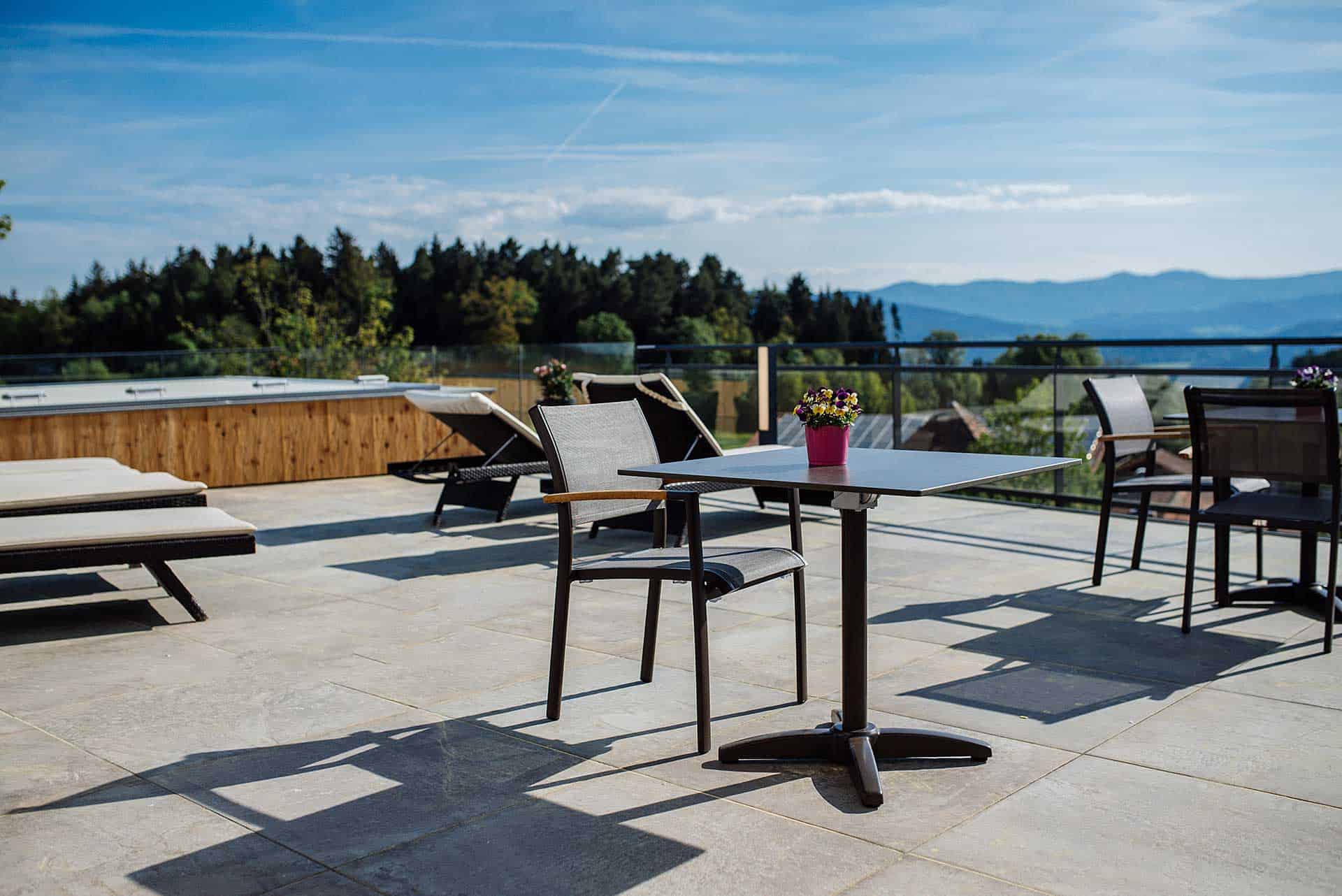 Unsere Panorama-Terrasse mit herrlichem Blick auf die Bayerwald-Berge