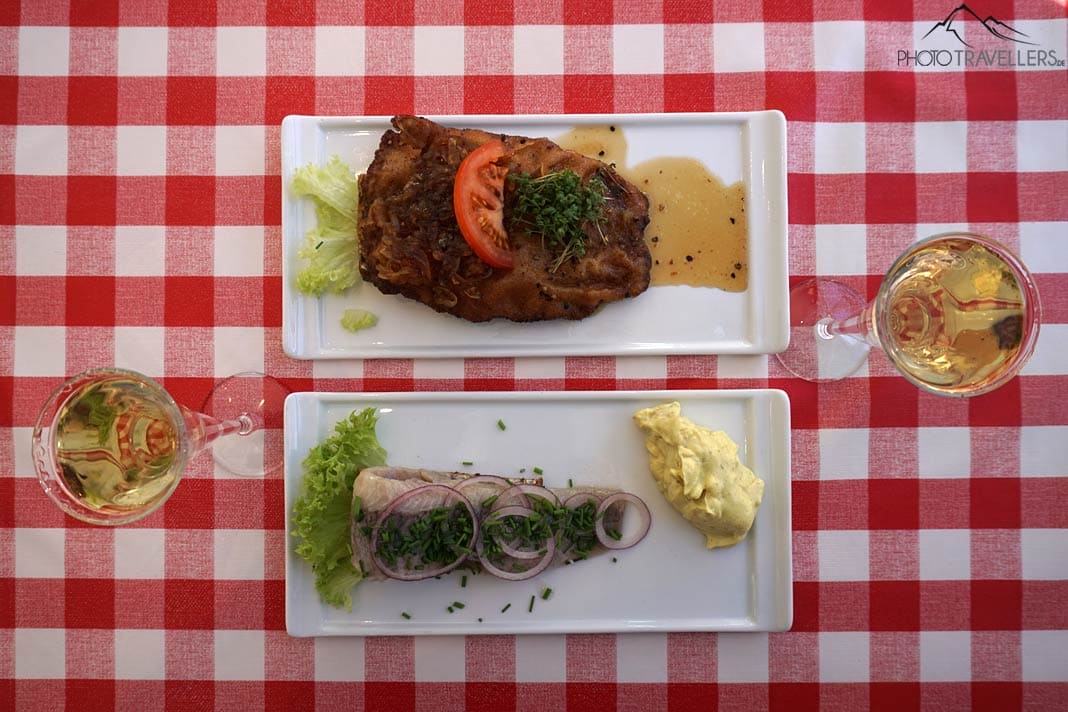 Zwei Teller Smørrebrød im Restaurant „Dit Smørrebrød“ mit zwei Gläsern Schnaps