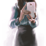 Prise de selfies avec smartphone, femme en tenue professionnelle, contextes urbain ou bureau, concept de communication et technologie moderne.