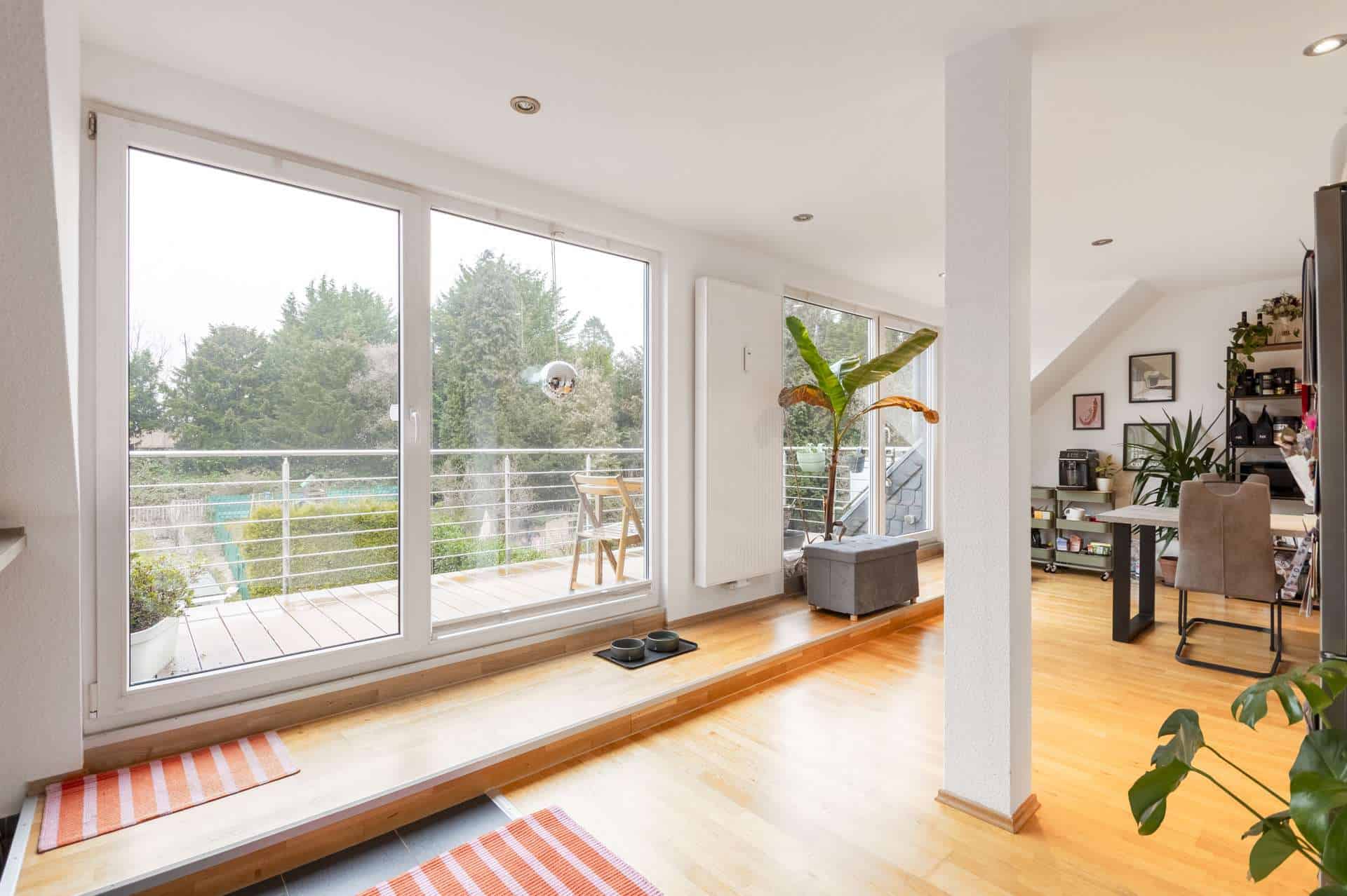 Wohnzimmer im DG mit Balkon