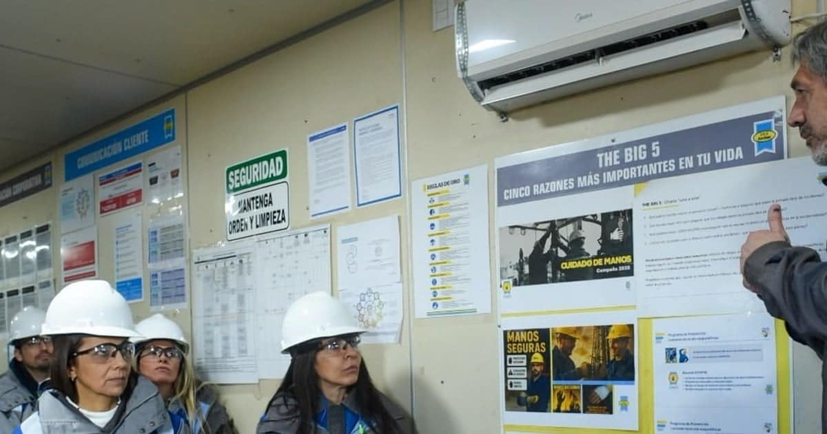 Equipos de perforación de YPF en Loma Campana, dentro de Vaca Muerta