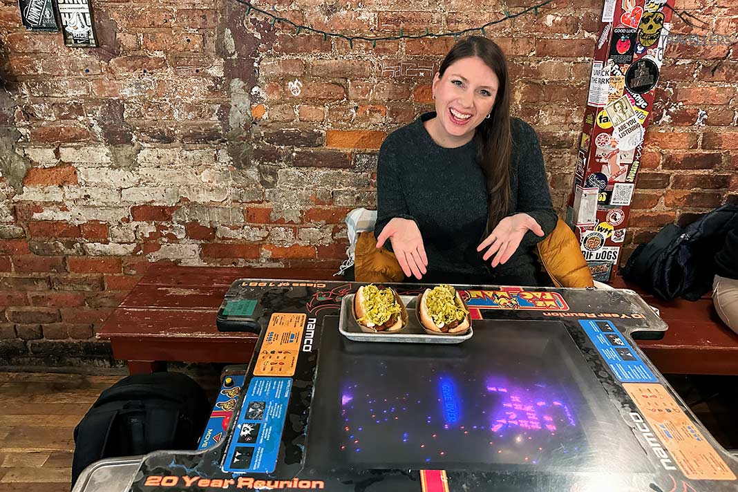 Reisebloggerin Biggi Bauer am Tisch mit zwei Hotdogs bei Crif Dogs in New York