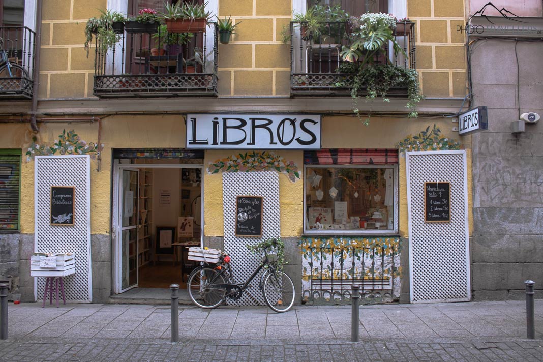 Eine Bücherei im Hipsterviertel Malasaña in Madrid