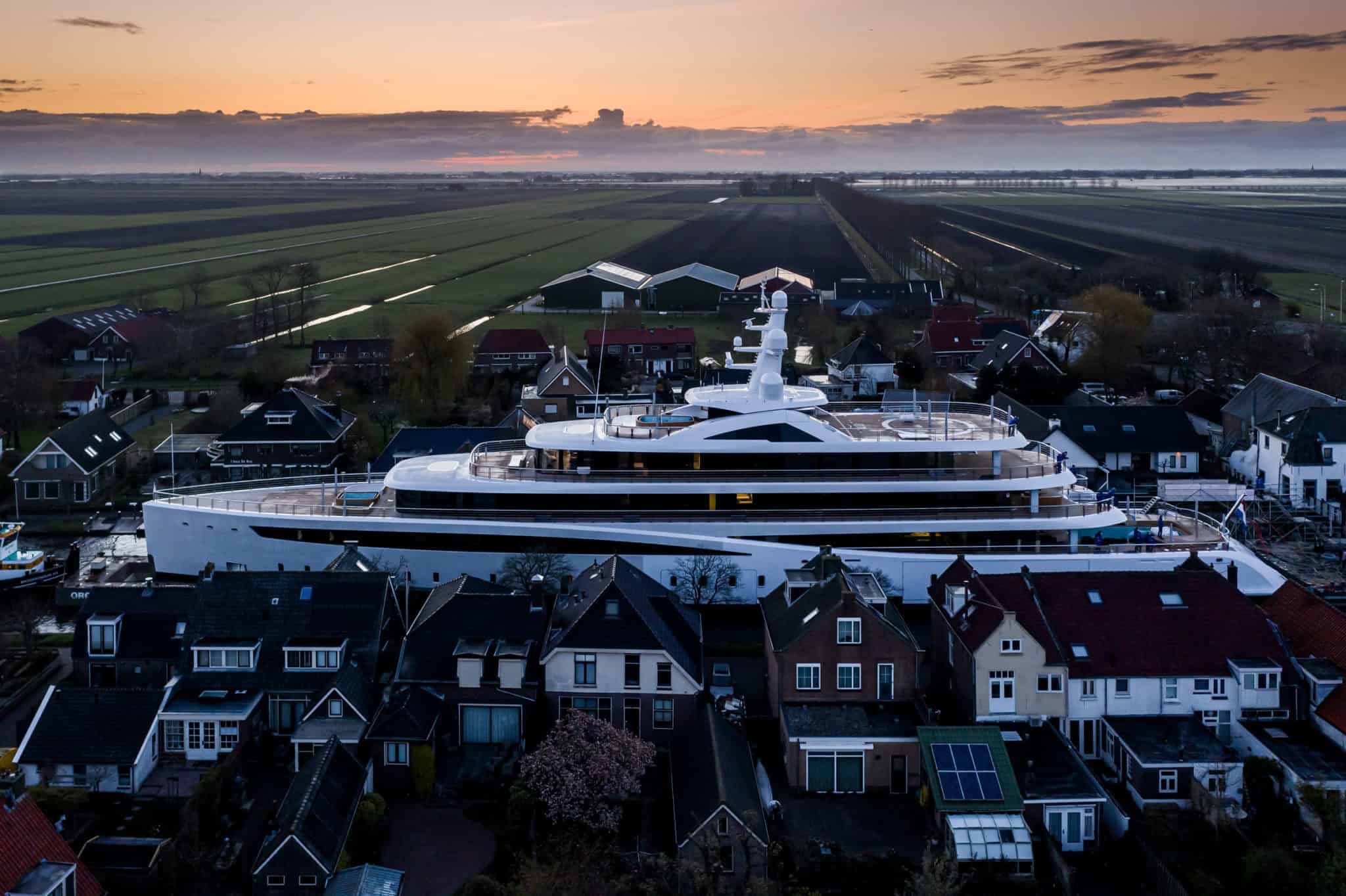 VIVA Superyacht Frank Fertitta III