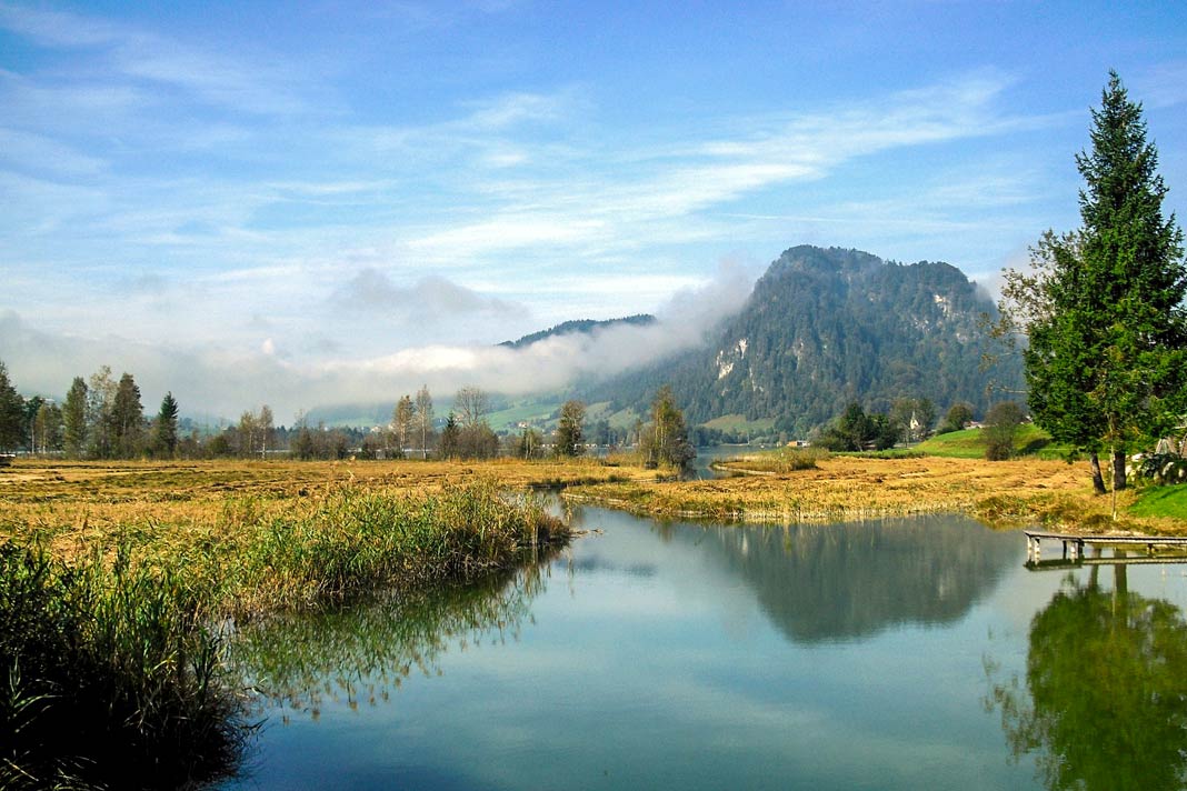 Walchsee in Tirol mit Bergpanorama