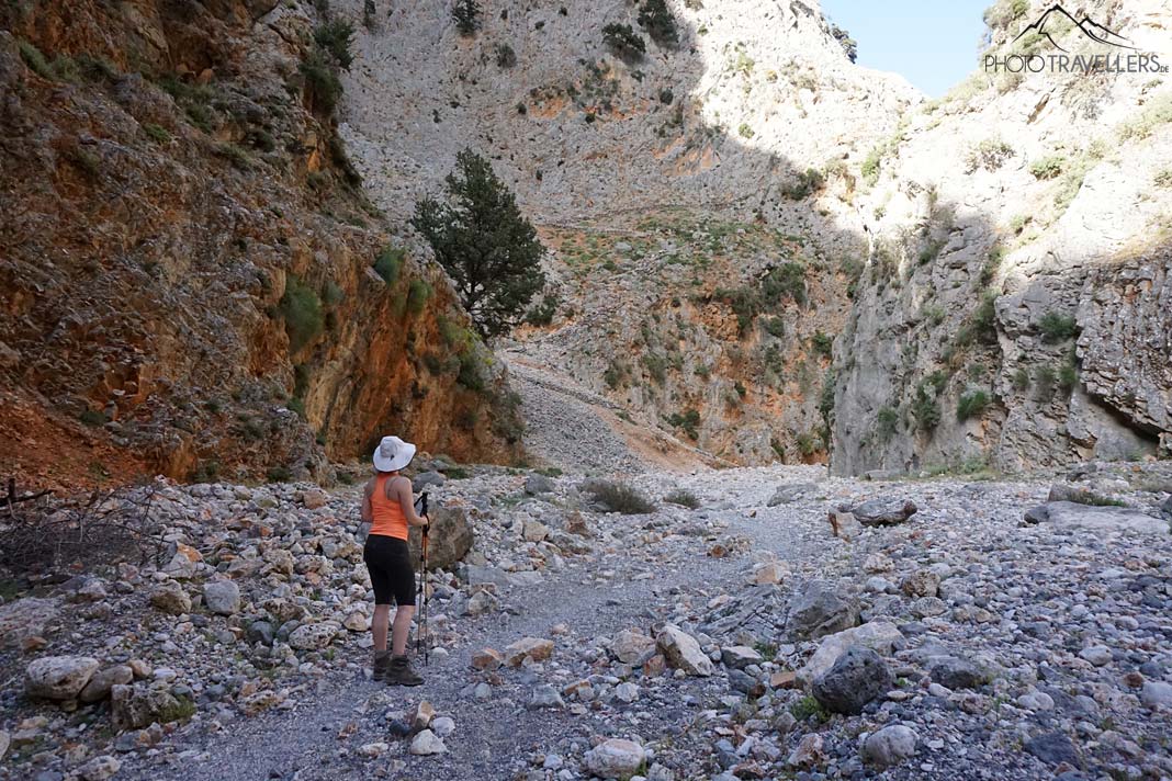 Reisebloggerin Biggi Bauer auf dem Wanderweg in der Aradena-Schlucht